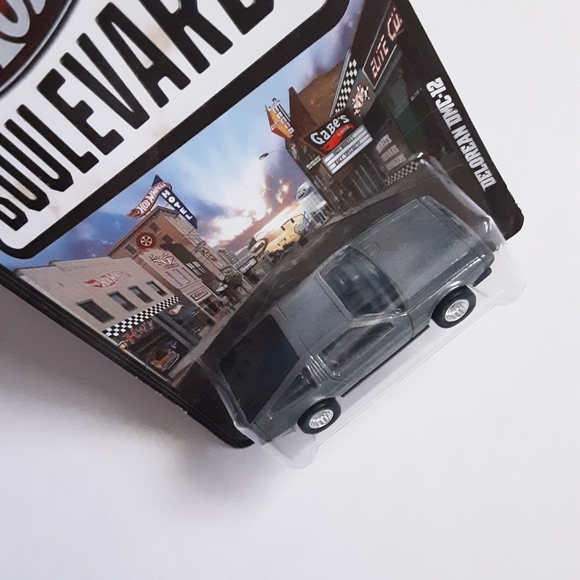 Hot Wheels Boulevard DeLorean DMC-12 Ahead Of It’s Time 2012 - Picture 3 of 6